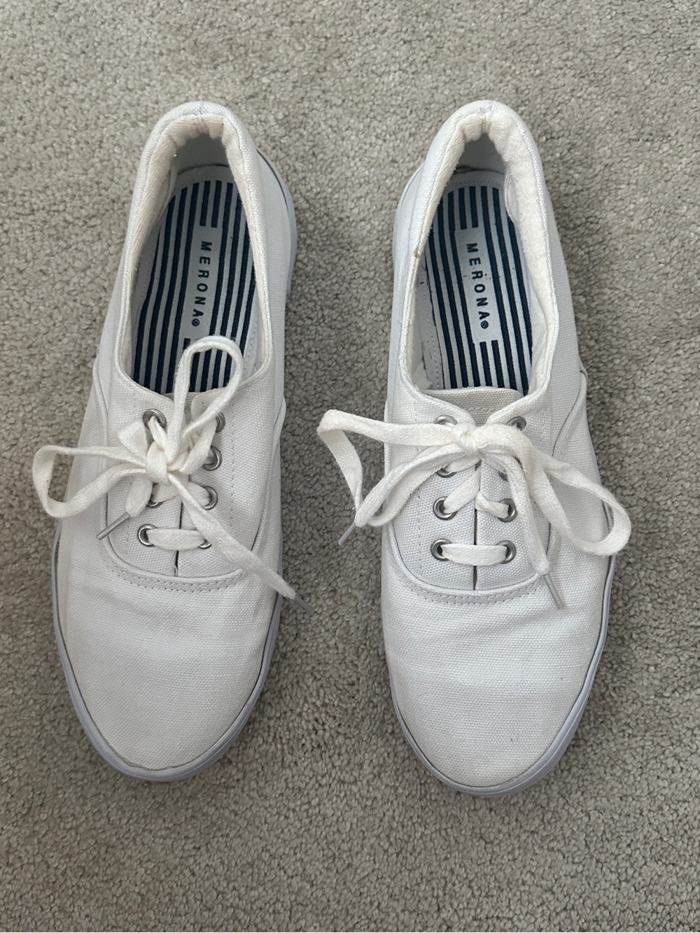 Merona white canvas low-top sneaker, size 7.5